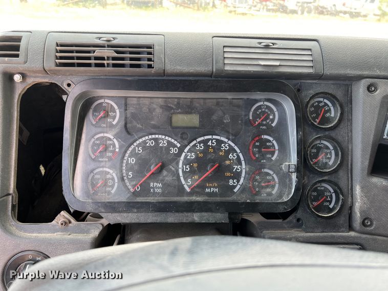 image for item DS3075 2010 Freightliner  Cascadia  semi truck