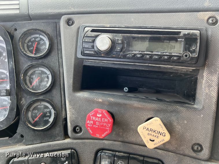 image for item DS3075 2010 Freightliner  Cascadia  semi truck