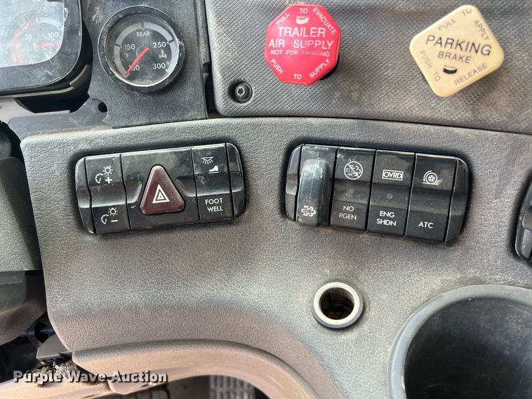 image for item DS3075 2010 Freightliner  Cascadia  semi truck