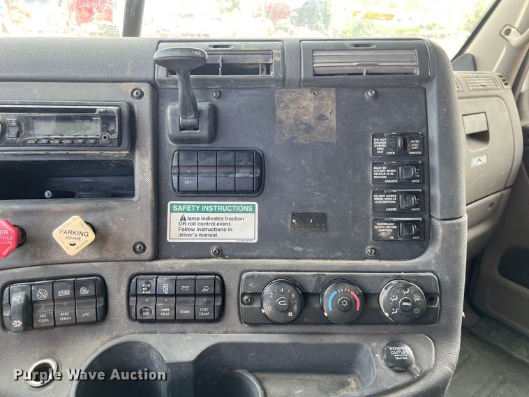 image for item DS3075 2010 Freightliner  Cascadia  semi truck