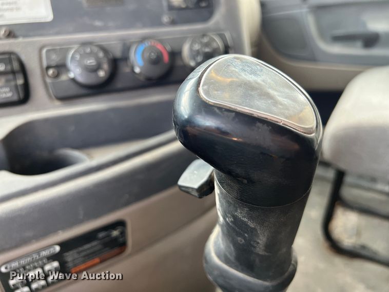 image for item DS3075 2010 Freightliner  Cascadia  semi truck