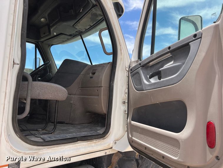 image for item DS3075 2010 Freightliner  Cascadia  semi truck