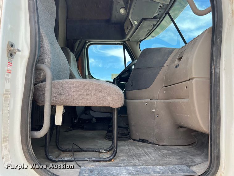 image for item DS3075 2010 Freightliner  Cascadia  semi truck