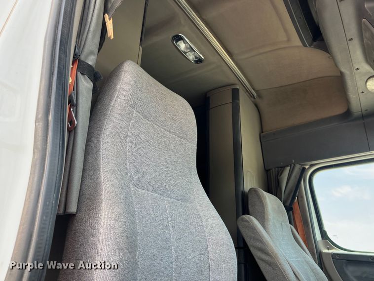 image for item DS3075 2010 Freightliner  Cascadia  semi truck