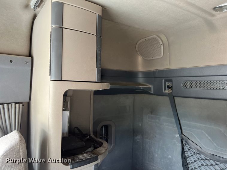 image for item DS3075 2010 Freightliner  Cascadia  semi truck