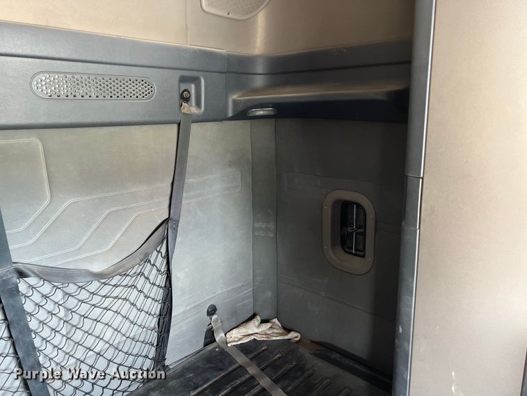 image for item DS3075 2010 Freightliner  Cascadia  semi truck