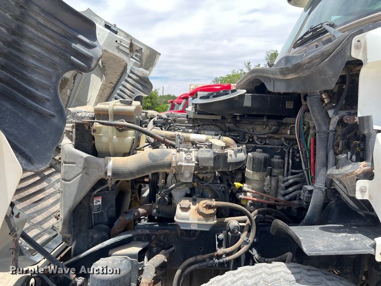 image for item DS3075 2010 Freightliner  Cascadia  semi truck