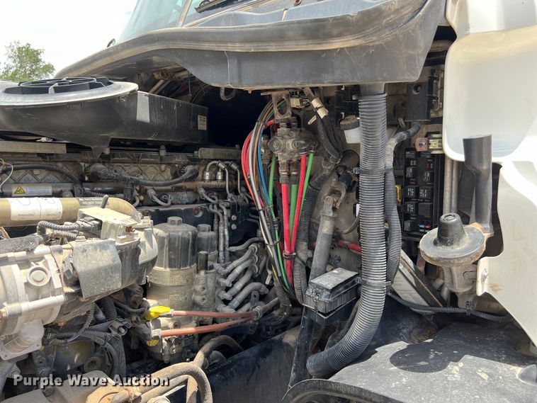 image for item DS3075 2010 Freightliner  Cascadia  semi truck