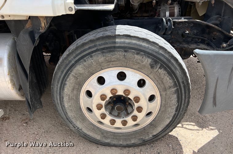 image for item DS3075 2010 Freightliner  Cascadia  semi truck