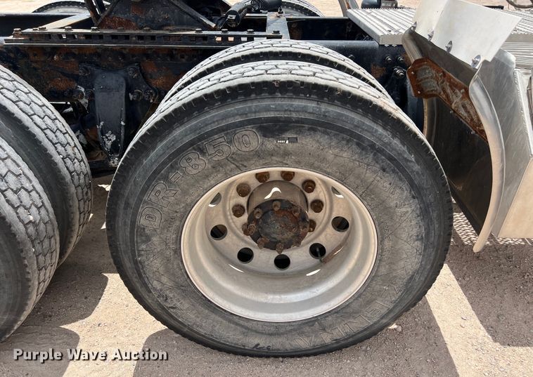 image for item DS3075 2010 Freightliner  Cascadia  semi truck