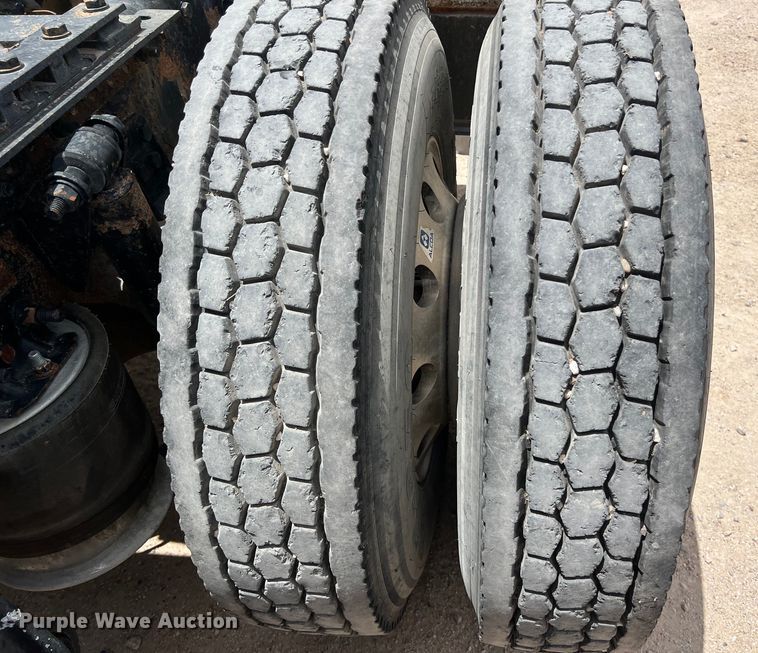 image for item DS3075 2010 Freightliner  Cascadia  semi truck