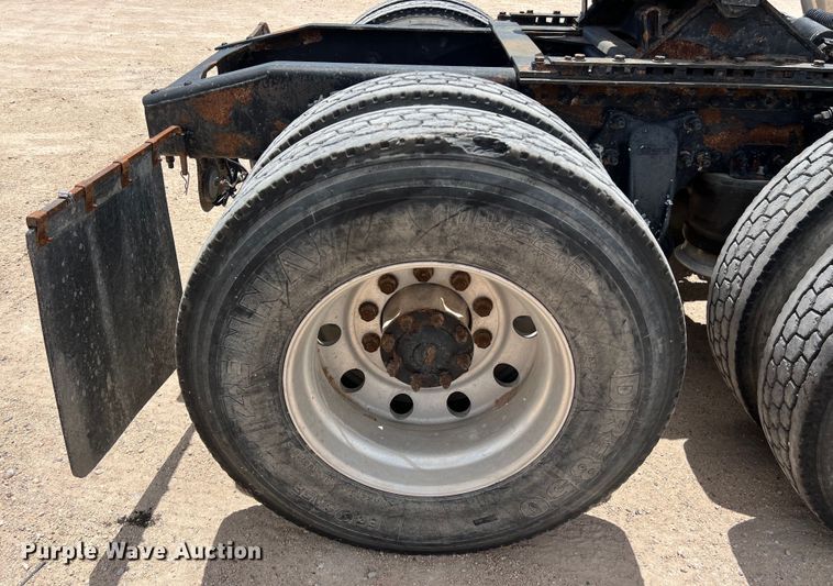 image for item DS3075 2010 Freightliner  Cascadia  semi truck