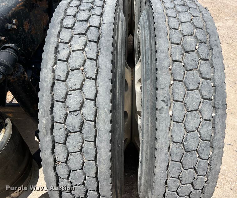 image for item DS3075 2010 Freightliner  Cascadia  semi truck