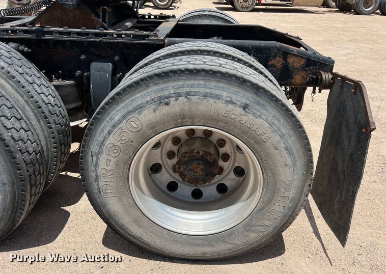 image for item DS3075 2010 Freightliner  Cascadia  semi truck