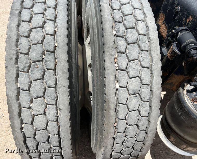 image for item DS3075 2010 Freightliner  Cascadia  semi truck