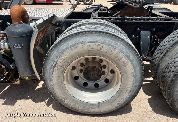 image for item DS3075 2010 Freightliner  Cascadia  semi truck