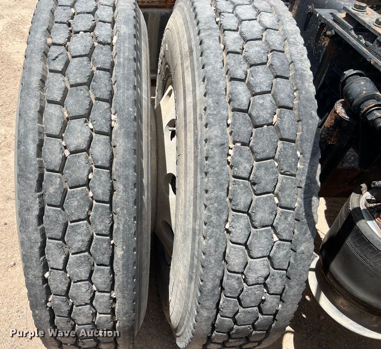 image for item DS3075 2010 Freightliner  Cascadia  semi truck