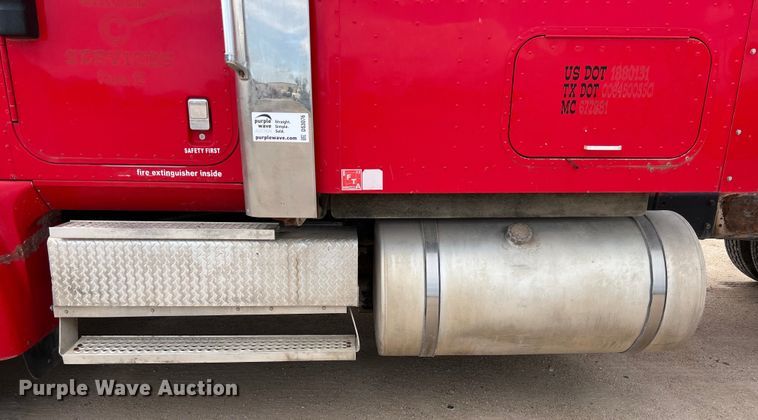 image for item DS3076 2007 International  9400i semi truck