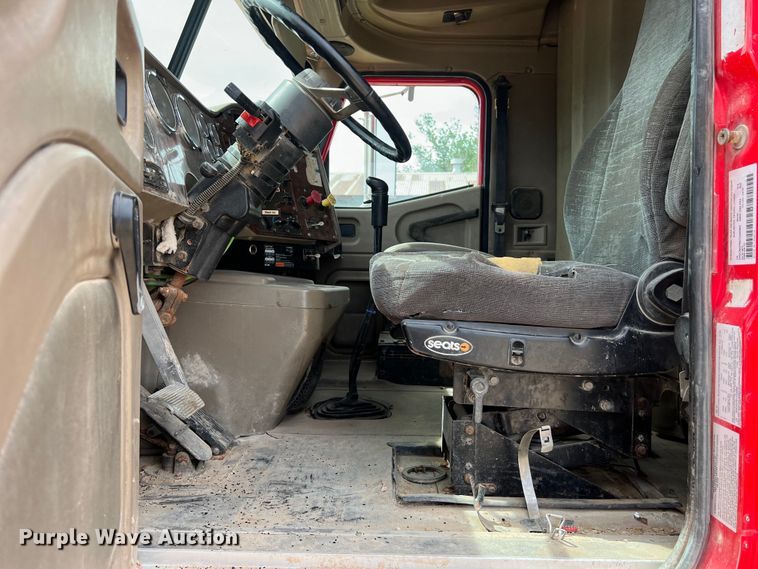 image for item DS3076 2007 International  9400i semi truck