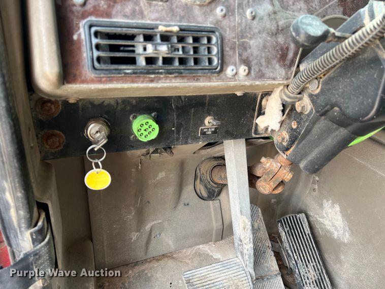 image for item DS3076 2007 International  9400i semi truck