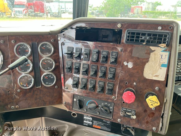 image for item DS3076 2007 International  9400i semi truck