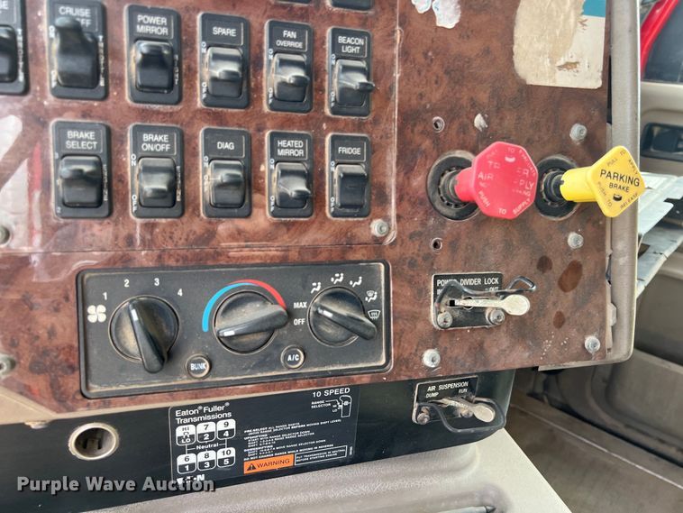 image for item DS3076 2007 International  9400i semi truck