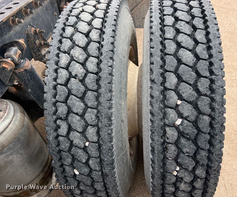 image for item DS3076 2007 International  9400i semi truck