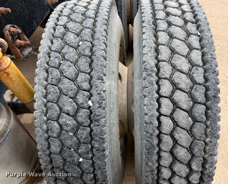 image for item DS3076 2007 International  9400i semi truck