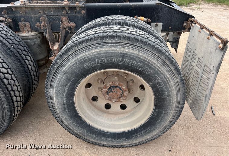 image for item DS3076 2007 International  9400i semi truck