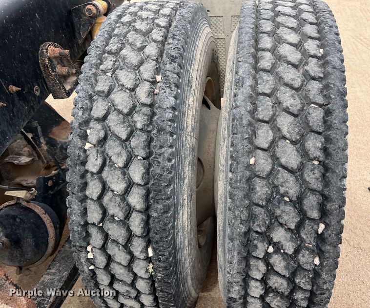 image for item DS3076 2007 International  9400i semi truck