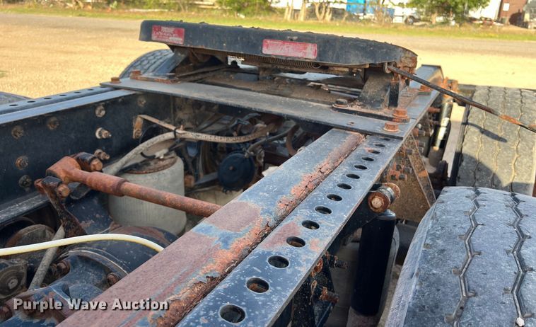 image for item DS3078 2007 International  9400i semi truck