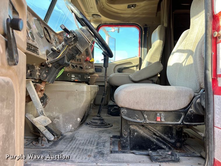 image for item DS3078 2007 International  9400i semi truck