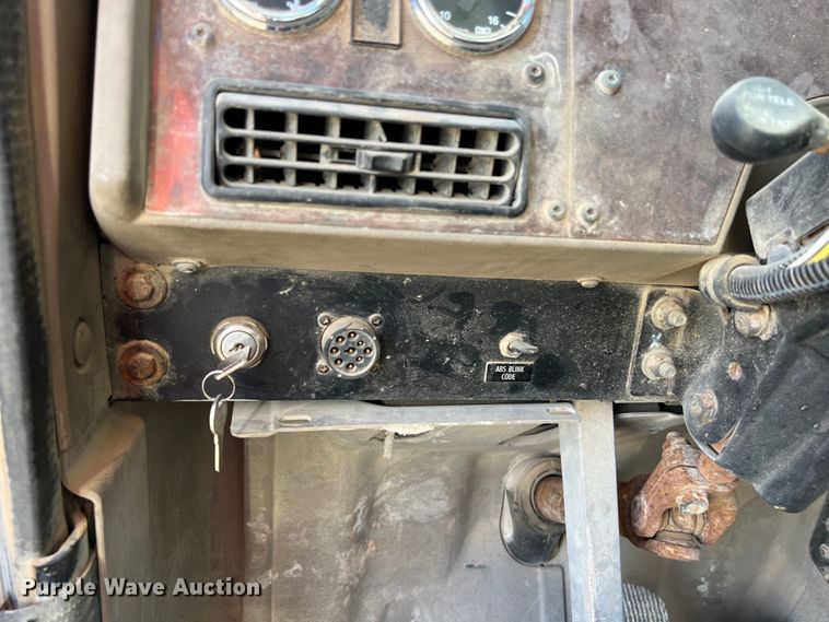 image for item DS3078 2007 International  9400i semi truck