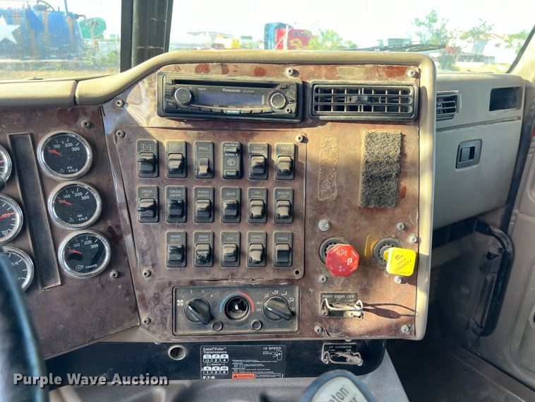 image for item DS3078 2007 International  9400i semi truck