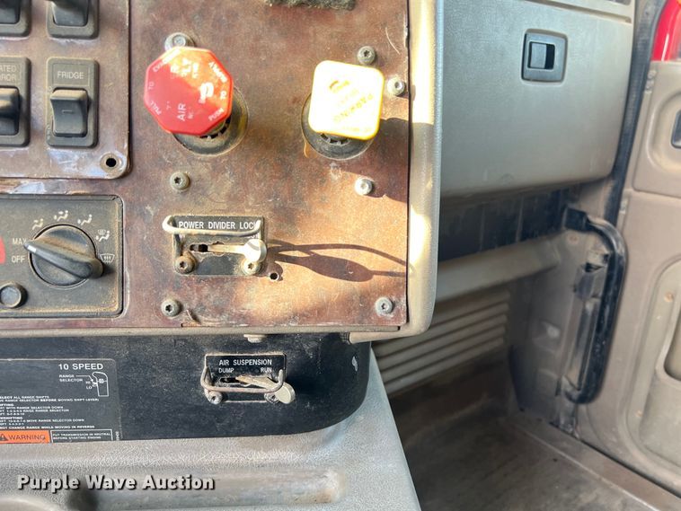 image for item DS3078 2007 International  9400i semi truck