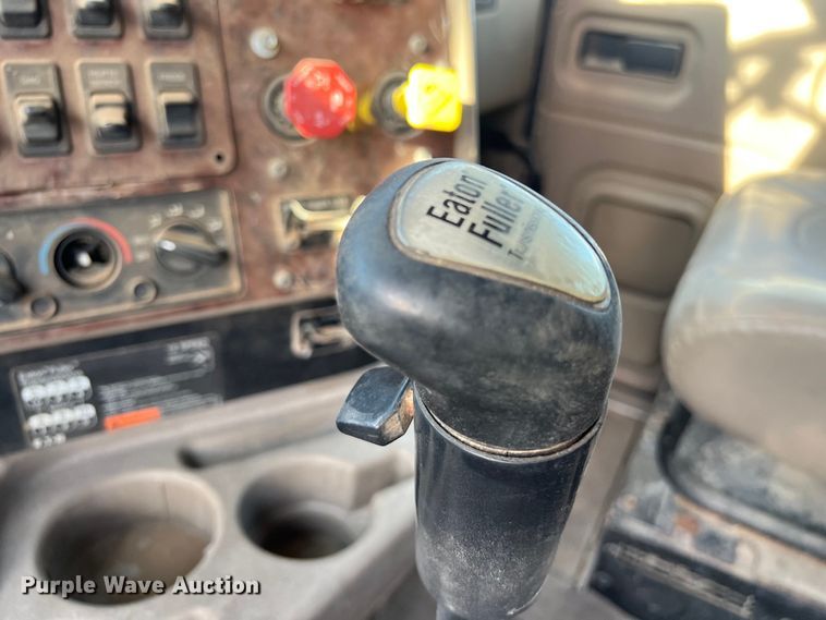 image for item DS3078 2007 International  9400i semi truck