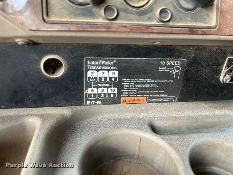 image for item DS3078 2007 International  9400i semi truck