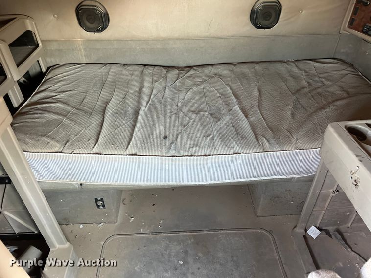 image for item DS3078 2007 International  9400i semi truck