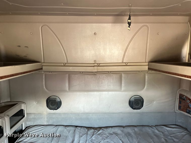 image for item DS3078 2007 International  9400i semi truck