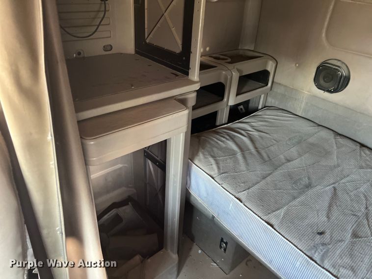 image for item DS3078 2007 International  9400i semi truck