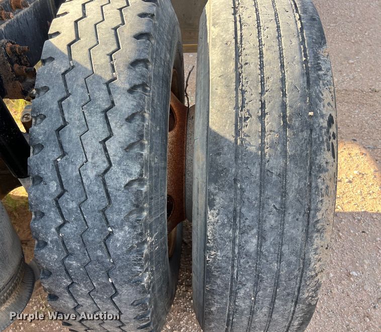 image for item DS3078 2007 International  9400i semi truck