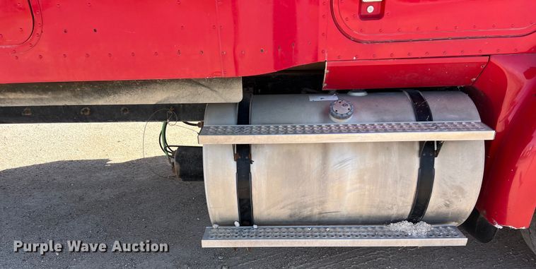 image for item DS3079 2006 International  9200i semi truck