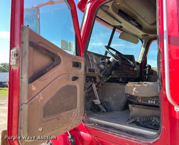 image for item DS3079 2006 International  9200i semi truck