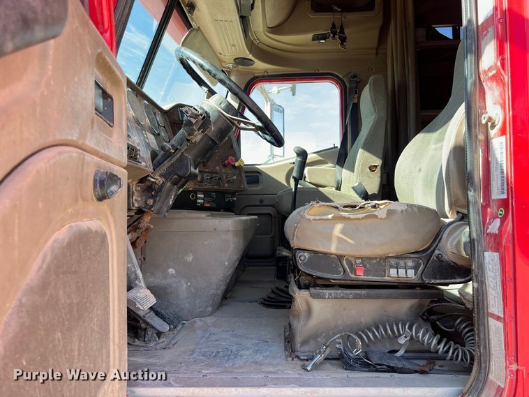 image for item DS3079 2006 International  9200i semi truck