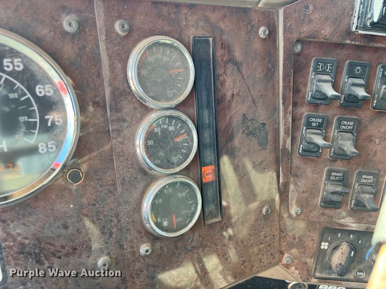 image for item DS3079 2006 International  9200i semi truck