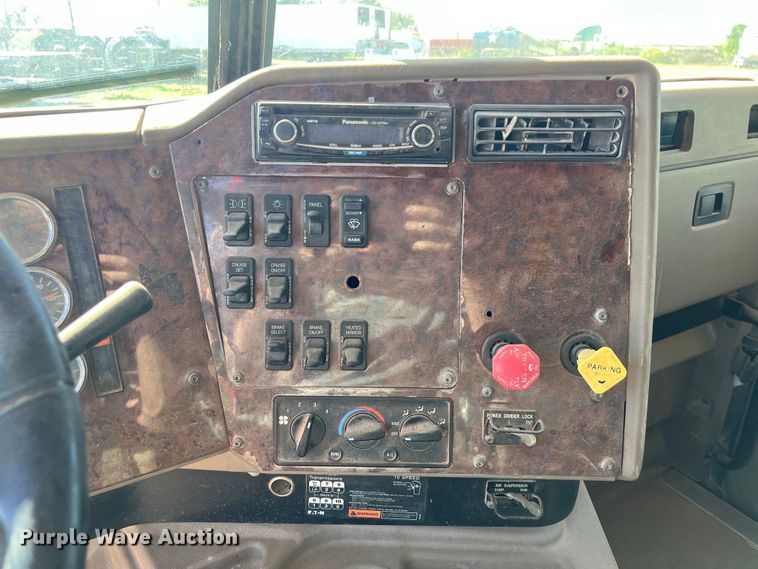 image for item DS3079 2006 International  9200i semi truck