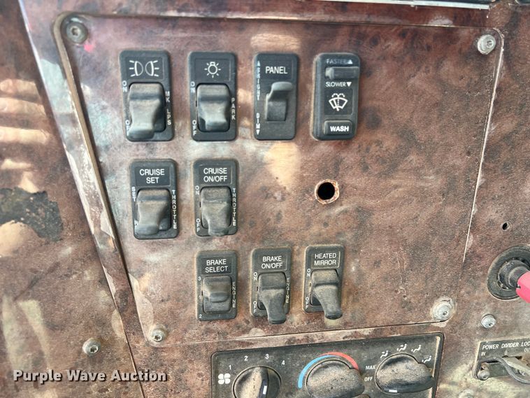 image for item DS3079 2006 International  9200i semi truck