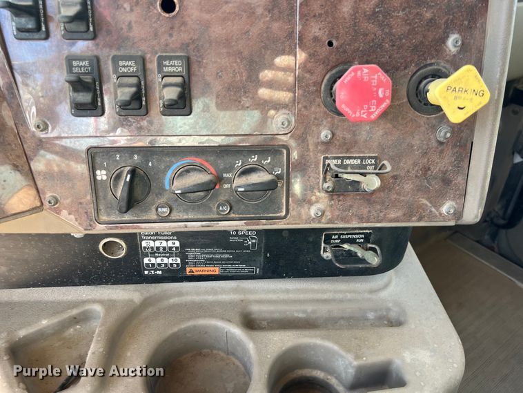 image for item DS3079 2006 International  9200i semi truck