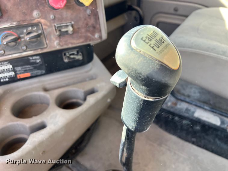 image for item DS3079 2006 International  9200i semi truck