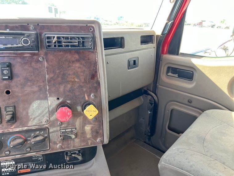 image for item DS3079 2006 International  9200i semi truck